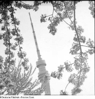 Dresden-Wachwitz. Fernsehturm (1964-1969; K. Nowotny, H. Rühle, J. Braune; monolithischer Stahlbetonmast, H. gesamt 252 m)