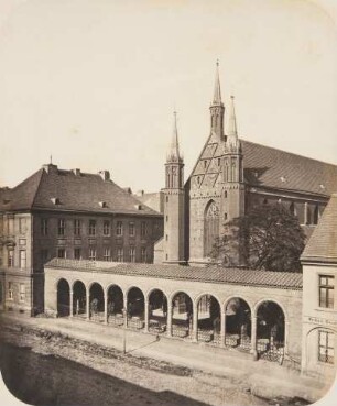 Kirche mit Arkaden