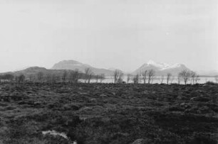 Norwegische Landschaft : Landschaft in Norwegen. In der Bildmitte ein Gewässer. Dahinter ein Bergmassiv.