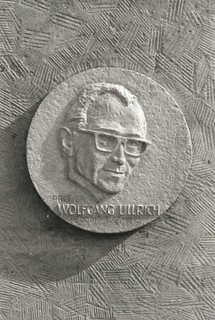 Landgraf, Wilhelm. Gedenkstele für Prof. Wolfgang Ullrich. Sandstein. 1979. Detail: Portraitmedaillon. Dresden, Zoologischer Garten