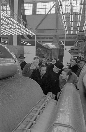 Messebesucher in der polnischen Ausstellungshalle, Präsentation von Textilmaschinen, Krempelmaschinen für Kammgarne