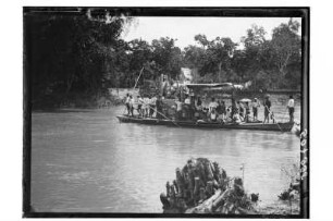 Bootsfahrt in Phetchaburi : Phetchaburi. Eine besondere Überfahrt am Fluss, 1909