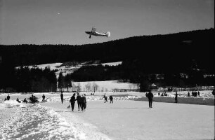 Titisee: Eisbahn und gestartete Flugzeuge