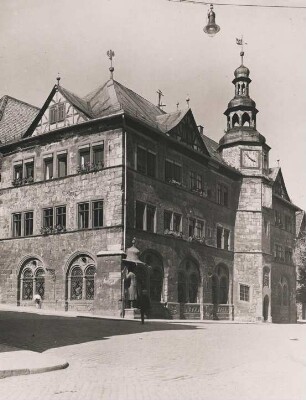 Nordhausen. Ansicht des zwischen 1608 bis 1610 im Renaissancestil errichteten Alten Rathauses. Davor der Nordhäuser Roland