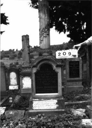 Grabstein 2090 (Index: 100097007) Maße HxBxT: 189x49x27 cm Symbolik: Efeukranz: Grabstein 2090