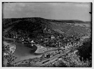 Blick aus Richtung Wartturm auf Wertheim mit Mainspitze, Bahnhofsgelände, Burg und Altstadt