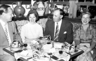 Sasbachwalden: Hohritt; S. E. Botschafter der Südafrikanischen Union Dr. A. H. Mertsch; am Tisch mit ...