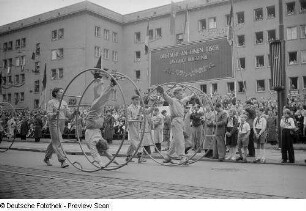 Sportler mit Rhönrädern während einer Parade