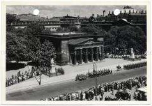 Berlin, Ehrenmal, Abziehen der Wache