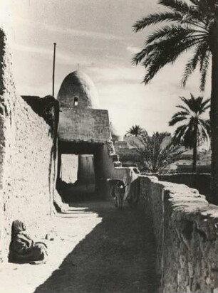 Ghadames, Libyen. Straße zwischen Mauern an Gärten, überbaut mit einer kleinen Moschee