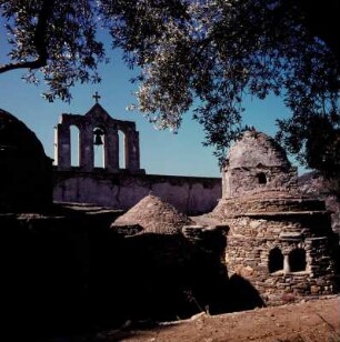 Naxos. Panagia Drosianí. 6. und 7. Jh. Zentrale Apsiskuppel, seitlich drei uralte, unregelmäßig strukturierte Kapellen. K2