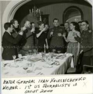 Empfang der ersten US-amerikanischen Journalisten in der sowjetischen Besatzungszone bei Generalmajor Kolesnichenko, Weimar