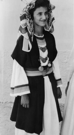Junge Griechin in Festtracht, aus der Serie 'Die Welt des Tabaks'