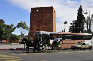 Stadttor in Marrakesch : Verkehr am historischen Stadttor Bab Nhob, aufgenommen am 02.11.2008