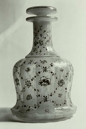 Flasche in geschweifter Glockenform miz bunten Blumenranken