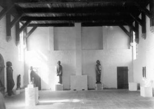 Ernst-Barlach-Gedenkstätte : Güstrow. Ernst-Barlach-Gedenkstätte in der Gertrudenkapelle, Gertrudenplatz 1. Ansicht mit "Bettler" und "Frau im Wind"