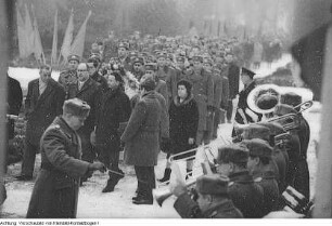 Kranzniederlegung am Gedenkstein für die Opfer des anglo-amerikanischen Luftangriffes auf Dresden am 13.-14. Februar 1945