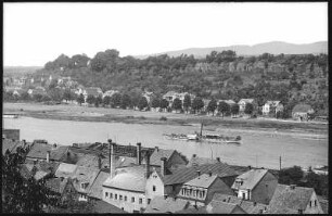 Copitz. Blick auf Copitz, Postaer Straße, Elbe mit Dampfer