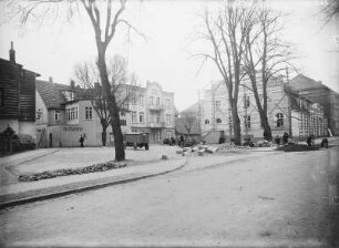 Güstrow, Wallstraße. Straßenbild mit Museum während der Sanierung mit Baugerüst