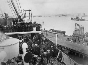 Zwischendeckpassagiere auf dem Vordeck des Hochseepassagierdampfers "Imperator" der Hapag Hamburg