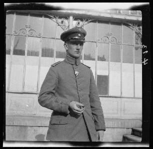 Fresnes-les-Montauban (Dep. Pas-de-Calais, Frankreich): Oberleutnant Veith (Kniebild) vor der Veranda