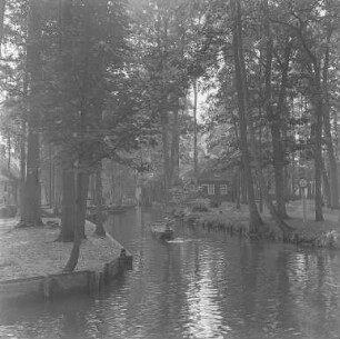 Lehde: Fließ : Lehde/Ledy. Ortsteilansicht. Fließ mit Kahn