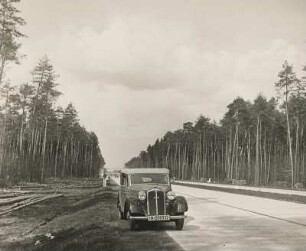 Ein PKW (Audi) steht auf dem Randstreifen der Reichsautobahn Frankfurt am Main - Heidelberg