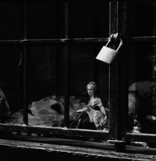 Venedig. Interieur eines Antiquitäten-Ladens? mit Maske. Blick durch ein verschlossenes Gitter