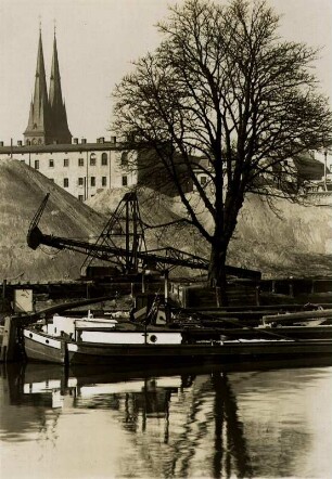 Berlin-Mitte. Blick von der Spree zu den Türmen der Nikolaikirche. Im Vordergrund Lastkähne