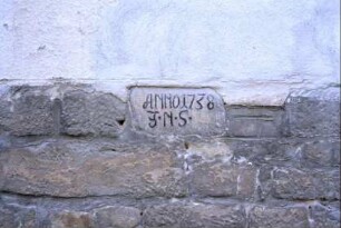 Detail neben Hoftor vorheriges Bild: Stein in der Mauer mit Initialen und 1738