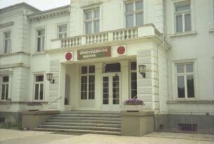 Gut Wulksfelde: ehemaliges Herrenhaus: Eingangsfront: Teilansicht: Mittelrisalit mit Treppe, Eingangsvorbau, Tür und Altan, daran Schild "Gutsklause": links Eckrisalit