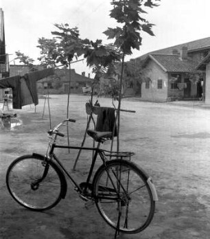Fahrrad auf dem Hof der Wohnsiedlung einer Kommune (China 1959)