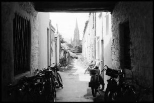 Killarney: Durchblick durch Hof auf Kirche