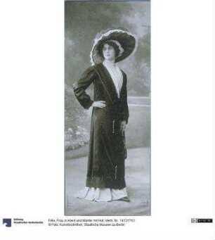 Frau in Kleid und Mantel mit Hut