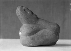 Steinfigur, zusammengerollte Schlange