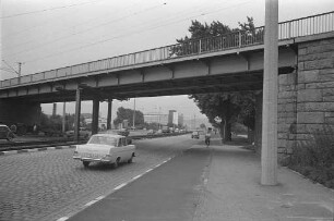 Beschilderung in der Durlacher Allee in Höhe der Eisenbahnbrücke.