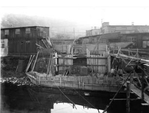 Roßwein, Uferstraße. Achsenfabrik Kadner & Co. Bau einer Brücke über die Freiberger Mulde. Blick über den Fluss auf Werksgebäude