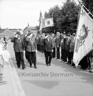 Volks- und Schützenfest: Schützenverein Sprenge und Umgebung e.V.: Abnahme des Festzugs durch Schützenkönig Herbert Zingelmann, Jungschützenkönig Manfred Braunschweig und Schützenoberst Helmut Ausborn