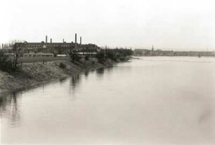 Elbehochwasser in Dresden am 17. Dezember 1974. Überlauf des Hochwassers in die Kaditzer Flutrinne an der Böcklinstraße. Blick von Westsüdwest auf VEB Waffelfabrik Radebeul, Werk IV, und Pieschen