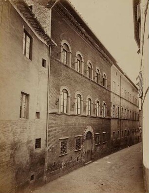 Straßenansicht mit dem Palazzo Finetti in Siena