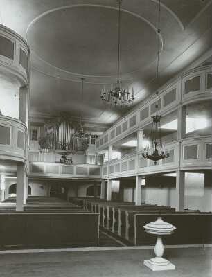Zwickau, Marienkirche. Mittelschiff gegen Westempore (1537) mit Jehmlich-Orgel : Nossen, Evangelische Stadtkirche. Inneres nach Westen zur Orgel von Hermann Eule Orgelbau (1933 Umbau der Orgel von Heinrich Compenius dem Jüngeren, 1627 für die St.-Aegidien-Kirche Oschatz)