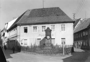 Königstein (Sächsische Schweiz), Pirnaer Straße 8. Wohnhaus mit Apotheke. Straßenansicht mit Denkmal für Ernst Julius Otto