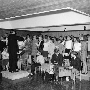 Matthias-Claudius-Schule: Marktstraße: Erweiterungsbau: Einweihung: Festakt in Pausenhalle: Schulchor bei musikalischer Darbietung, davor Instrumentalgruppe: Dirigent auf Podest: an Decke großes Oberlicht, 7. Oktober 1967