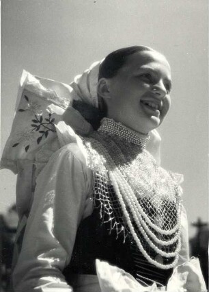 Brautjungfer aus Crostwitz : Kleidung - katholische Tracht. Ort: Chrósćicy / Crostwitz. Brautjungfer (družka). Fronleichnam 1936.