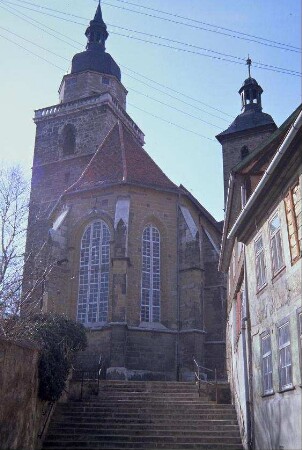 Aufgang zur Kirche mit breiter Treppe