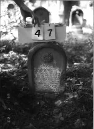 Grabstein 47 (Index: 100096222) Maße HxBxT: 48x32x9 cm Symbolik: Blumenkranz Besonderheit: Kindergrab: Grabstein 47
