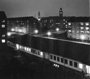 Dresden. Blick über Neubauten, im Hintergrund Türme der Kreuzkirche und des Rathauses