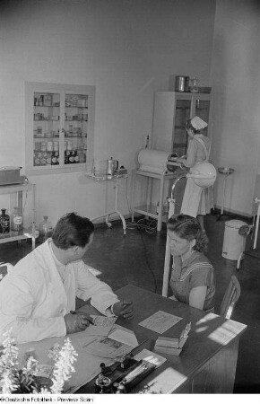 Arzt im Gespräch mit einer Patientin