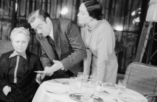 Theater am Schiffbauerdamm Berlin: "Der Fall Paul Eszterag" : Szene mit Margarete Kupfer (links) und Marga Legal (rechts)
