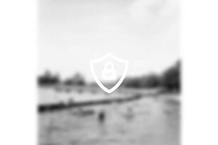 Freibad Poggensee: Badegäste im See, im Hintergrund der Badesteg